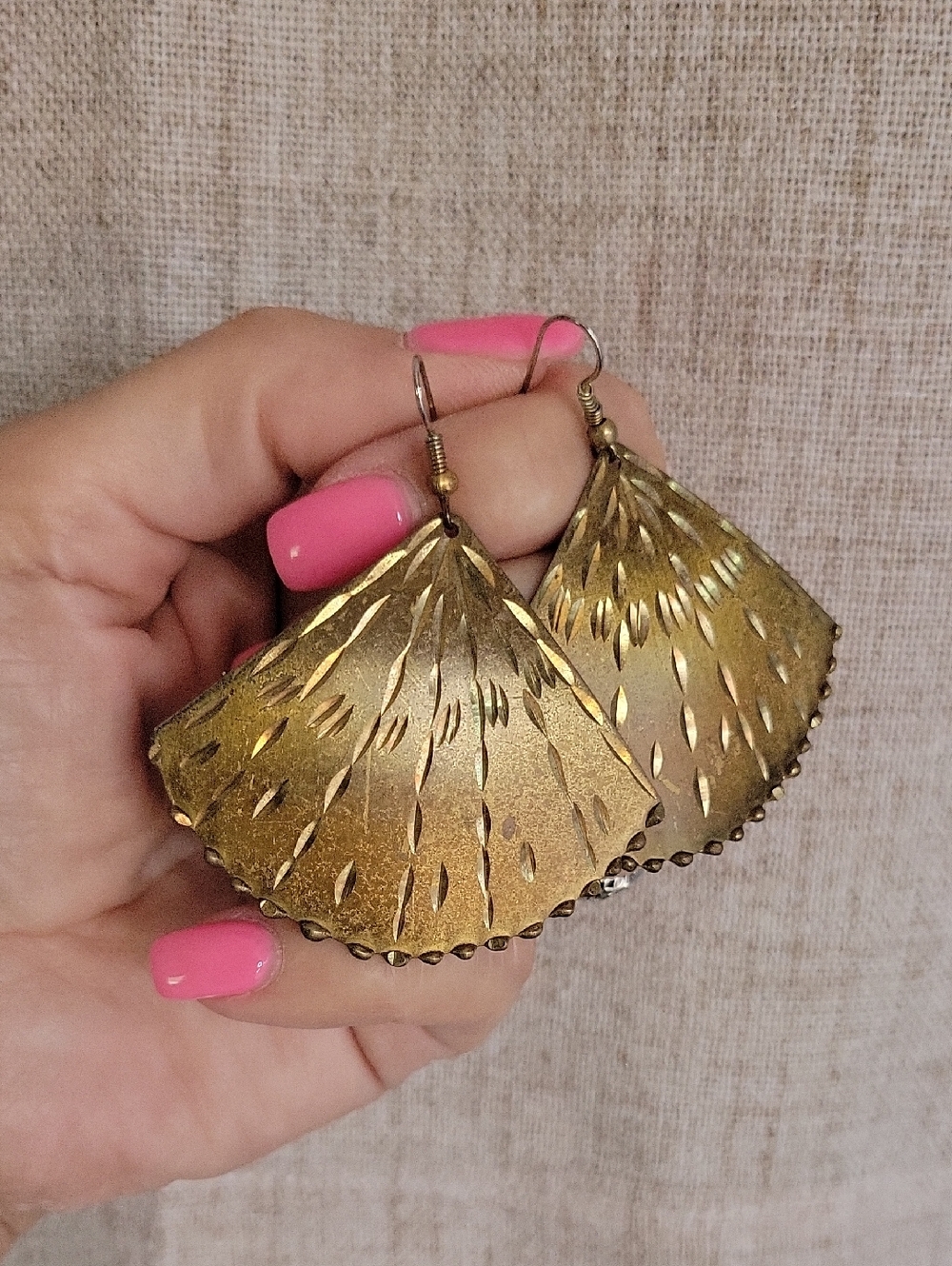 Vintage Gold Fan-Shaped Textured Dangle Earrings - Picture 3 of 5